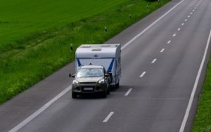 Caravan op de weg ter illustratie