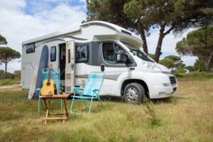 Caravan met twee stoelen en een houten tafel, Caravanverzekering vergelijken