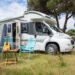 Caravan met twee stoelen en een houten tafel, Caravanverzekering vergelijken