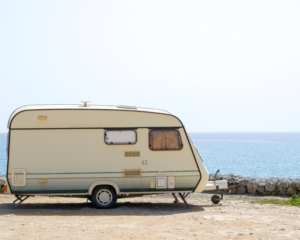 Afbeelding van een caravan met uitzicht op het water