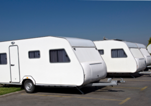 afbeelding met een caravan