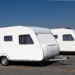 afbeelding met een caravan