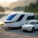 Futuristische witte caravan naast elektrische auto aan een bergmeer