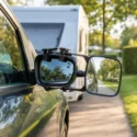 Auto met gemonteerde caravanspiegels voor veilig rijden met een caravan.