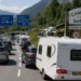 Drukke Europese snelweg met meerdere auto’s en caravans onderweg naar een camping tijdens de zomervakantie.