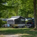 Moderne vouwwagen op een Nederlandse camping als licht alternatief voor een caravan.
