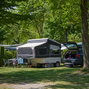 Moderne vouwwagen op een Nederlandse camping als licht alternatief voor een caravan.
